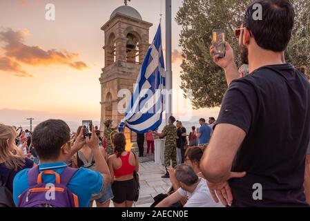 Athènes, Grèce - 13 septembre 2018 : Cérémonie militaire pour l'abaissement de l'drapeau grec au coucher du soleil à la colline du Lycabette à Athènes Banque D'Images
