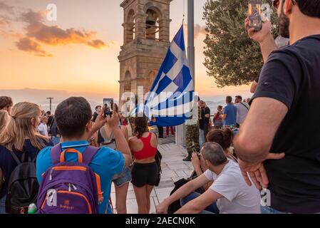 Athènes, Grèce - 13 septembre 2018 : Cérémonie militaire pour l'abaissement de l'drapeau grec au coucher du soleil à la colline du Lycabette à Athènes Banque D'Images