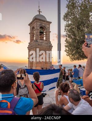 Athènes, Grèce - 13 septembre 2018 : Cérémonie militaire pour l'abaissement de l'drapeau grec au coucher du soleil à la colline du Lycabette à Athènes Banque D'Images