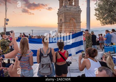 Athènes, Grèce - 13 septembre 2018 : Cérémonie militaire pour l'abaissement de l'drapeau grec au coucher du soleil à la colline du Lycabette à Athènes Banque D'Images