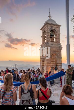 Athènes, Grèce - 13 septembre 2018 : Cérémonie militaire pour l'abaissement de l'drapeau grec au coucher du soleil à la colline du Lycabette à Athènes Banque D'Images
