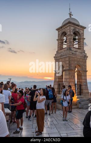 Athènes, Grèce - 13 septembre 2018 : tour en haut de la colline du Lycabette avec les touristes. Banque D'Images