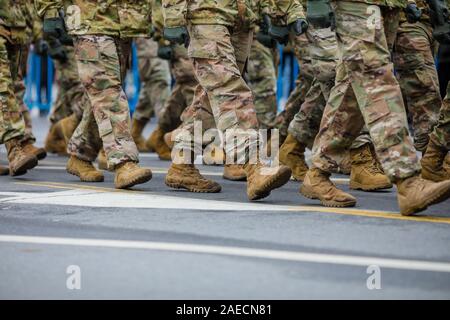 Les soldats de l'Armée US prendre part au défilé militaire de la fête nationale roumaine. Banque D'Images