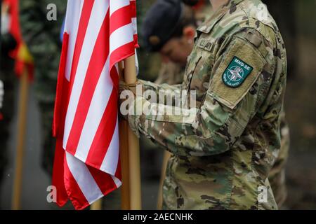 Bucarest, Roumanie - Décembre 03, 2019 : soldat de l'armée américaine tenant un drapeau et d'MNDSE la Division multinationale (sud-est) en 1914. Banque D'Images