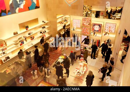 Louis Vuitton boutique de luxe intérieur et les gens shopping à l'intérieur sur New Bond Street à Londres Angleterre Royaume-Uni Grande-Bretagne KATHY DEWITT Banque D'Images