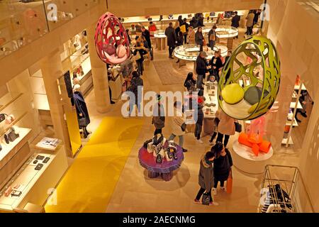 L'intérieur du shopping shopping Louis Vuitton designer français fashion store à New Bond Street à l'époque de Noël à Londres Angleterre Royaume-uni KATHY DEWITT Banque D'Images