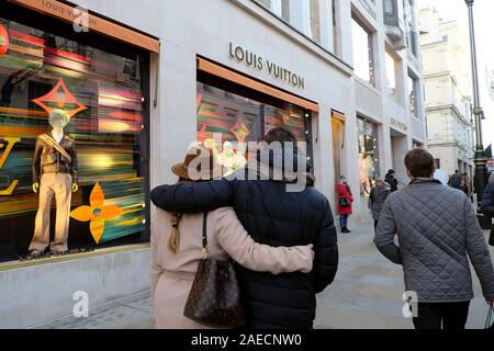 Magasin Louis Vuitton New Bond Street à Londres Angleterre Royaume-uni KATHY DEWITT Banque D'Images