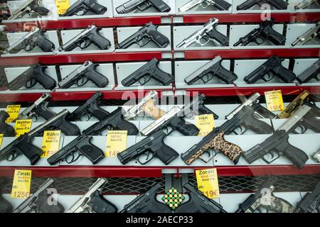 Affichage d'un magasin d'armes avec armes, vendable librement, des répliques d'armes à feu d'alarme, Banque D'Images