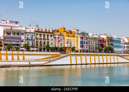 Barrio de Triana de Séville sur la rivière Guadalquivir, Andalousie, Espagne Banque D'Images