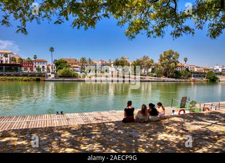 Barrio de Triana de Séville sur la rivière Guadalquivir, Andalousie, Espagne Banque D'Images