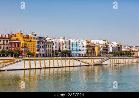 Barrio de Triana de Séville sur la rivière Guadalquivir, Andalousie, Espagne Banque D'Images