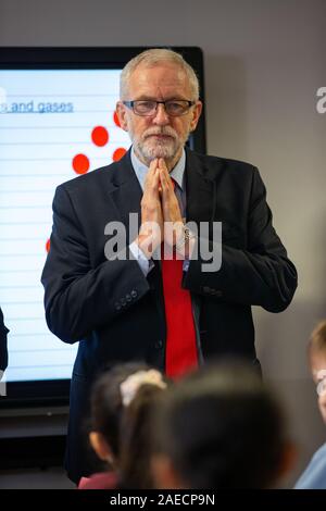 Photo datée du 5 décembre montre Jeremy Corbyn visiter Fulbridge Modifier Academy à Peterborough,Paris,comme les 7 derniers jours de la campagne électorale a commencé. Femme CorbynÕs Jeremy a fait une rare apparition sur la campagne électorale avec lui aujourd'hui (jeudi), ils ont visité une école dans le Cambridgeshire. Le dirigeant syndical a été rejoint par son épouse, Laura Alvarez, à Fulbridge Modifier Academy à Peterborough ce matin. Laura, qui habituellement conserve un profil bas, a aidé son mari au cours d'une séance de questions et réponses avec une classe d'enfants, qui les ont interrogé l'homme politique sur une variété de sujets. Elle le rejoignit d'une visite guidée de la Banque D'Images