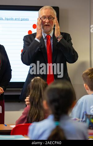 Photo datée du 5 décembre montre Jeremy Corbyn visiter Fulbridge Modifier Academy à Peterborough,Paris,comme les 7 derniers jours de la campagne électorale a commencé. Femme CorbynÕs Jeremy a fait une rare apparition sur la campagne électorale avec lui aujourd'hui (jeudi), ils ont visité une école dans le Cambridgeshire. Le dirigeant syndical a été rejoint par son épouse, Laura Alvarez, à Fulbridge Modifier Academy à Peterborough ce matin. Laura, qui habituellement conserve un profil bas, a aidé son mari au cours d'une séance de questions et réponses avec une classe d'enfants, qui les ont interrogé l'homme politique sur une variété de sujets. Elle le rejoignit d'une visite guidée de la Banque D'Images