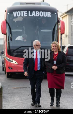 Photo datée du 5 décembre montre Jeremy Corbyn visiter Fulbridge Modifier Academy à Peterborough,Paris,comme les 7 derniers jours de la campagne électorale a commencé.Il a été rejoint par Peterborough candidat du travail Lisa Forbes (robe rouge, les cheveux blonds.) Jeremy CorbynÕs femme fait une rare apparition sur la campagne électorale avec lui aujourd'hui (jeudi), ils ont visité une école dans le Cambridgeshire. Le dirigeant syndical a été rejoint par son épouse, Laura Alvarez, à Fulbridge Modifier Academy à Peterborough ce matin. Laura, qui habituellement conserve un profil bas, a aidé son mari au cours d'une séance de questions et réponses avec une classe d'enfants, w Banque D'Images