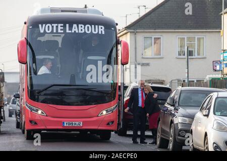 Photo datée du 5 décembre montre Jeremy Corbyn visiter Fulbridge Modifier Academy à Peterborough,Paris,comme les 7 derniers jours de la campagne électorale a commencé.Il a été rejoint par Peterborough candidat du travail Lisa Forbes (robe rouge, les cheveux blonds.) Jeremy CorbynÕs femme fait une rare apparition sur la campagne électorale avec lui aujourd'hui (jeudi), ils ont visité une école dans le Cambridgeshire. Le dirigeant syndical a été rejoint par son épouse, Laura Alvarez, à Fulbridge Modifier Academy à Peterborough ce matin. Laura, qui habituellement conserve un profil bas, a aidé son mari au cours d'une séance de questions et réponses avec une classe d'enfants, w Banque D'Images