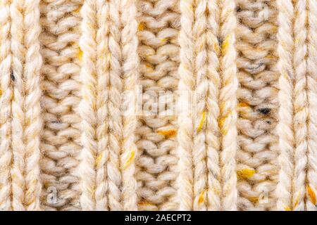 La texture de tissu beige tricot laine entrecoupées de fil jaune. Voir Portrait fond chandail Banque D'Images