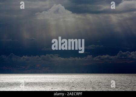 Meer, Himmel, Wolken ; Offshore-Windpark Butendiek, Banque D'Images