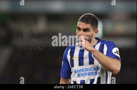 Neal Maupay de Brighton efface son nez au cours de la Premier League match entre Brighton & Hove Albion Wolverhampton Wanderers et à l'Amex Stadium à Brighton. 08 Décembre 2019 Banque D'Images