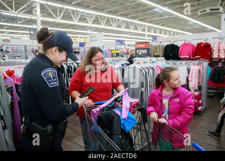 Bloomington Policier Jennifer Stevens, gauche, boutiques avec Gracie Livingston, droite, et sa mère Billie Livingston lors d'une boutique Cop, le dimanche 8 décembre 2019 à Bloomington, Ind. des membres des forces de l'ordre de comté de Monroe dont des membres de la Police de Bloomington, IUPD, Monroe County Sheriff's Office, et Département de Police de Ellettsville a participé à l'événement organisé par le Don Owens Memorial Fraternal Order of Police Lodge 88. (Photo de Jeremy Hogan/l'Bloomingtonian) Banque D'Images