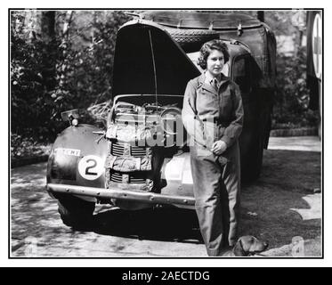 Vintage des années 40, la princesse Elizabeth (qui deviendra plus tard la reine Elizabeth II) se tient timidement posant pour une photo montrant sa détermination à être une partie de l'Auxiliary Territorial Service (ATS) formation sur la réparation et l'entretien de la Deuxième Guerre mondiale, des véhicules militaires La princesse Elizabeth a suivi une formation de pilote et mécanicien, et il n'a reçu le grade de doctorat junior commander Banque D'Images