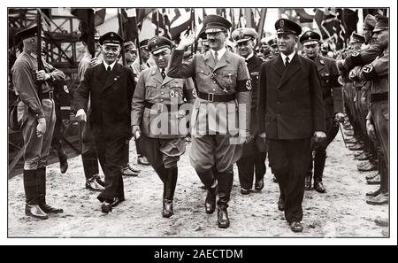 Vintage 1930 Défilé nazi Adolf Hitler en tenant une salve de troupes lors de la cérémonie de la marine avec Martin Bormann sur le côté droit, Allemagne Banque D'Images