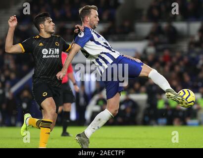 Brighton's Dale Stephens intercepte le ballon au cours de la Premier League match entre Brighton & Hove Albion Wolverhampton Wanderers et à l'Amex Stadium à Brighton. 08 Décembre 2019 Banque D'Images