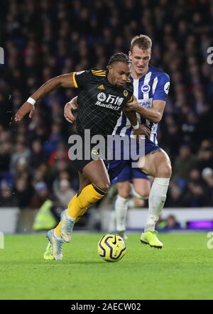 Adama Traore de loups eddv pour la balle contre Brighton's Dan brûler pendant le premier match de championnat entre Brighton & Hove Albion Wolverhampton Wanderers et à l'Amex Stadium à Brighton. 08 Décembre 2019 Banque D'Images