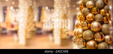 Arbre de Noël avec des boules d'or dans le centre commercial de luxe Banque D'Images