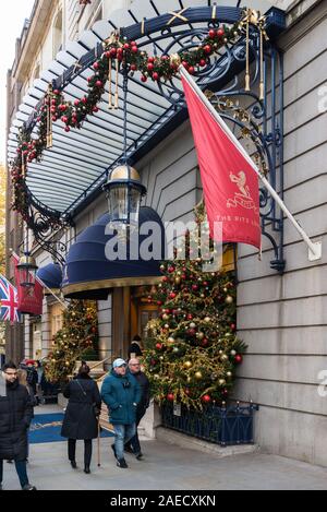 L'entrée de la rue Arlington à l'Hôtel Ritz ornée de décorations de Noël et des arbres pour les fêtes. Piccadilly, London, England, UK Banque D'Images