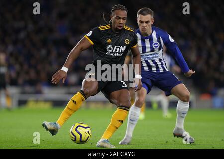 Adama Traore de loups (L) convoite la la balle contre Brighton Leandro Trossard au cours de la Premier League match entre Brighton & Hove Albion Wolverhampton Wanderers et à l'Amex Stadium à Brighton. 08 Décembre 2019 Banque D'Images