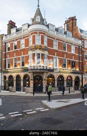 Le Prince Régent, un pub anglais traditionnel et un restaurant dans Marylebone High Street, London, England, UK Banque D'Images