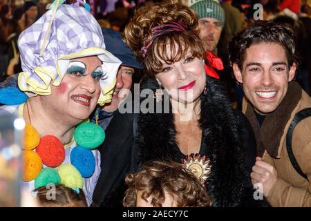 Lire Tom Wilson et d'autres célébrités, l'un habillé comme une pantomime dame, juger un concours de gâteau à l'arche 2019 Festival de Noël, Londres, UK Banque D'Images