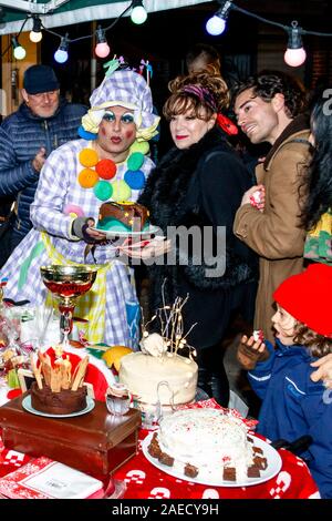 Lire Tom Wilson et d'autres célébrités, l'un habillé comme une pantomime dame, juger un concours de gâteau à l'arche 2019 Festival de Noël, Londres, UK Banque D'Images