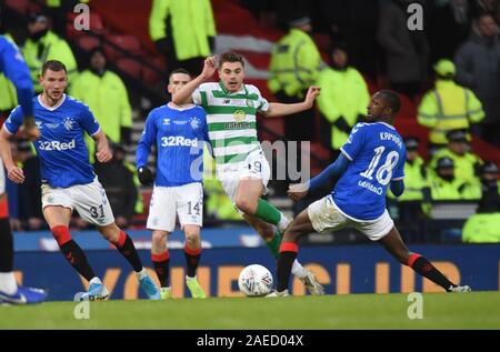 Hampden Park, Glasgow. Ecosse.fr.8e Dec 2019. Celtic vs Rangers. Betfred, Écossais finale de Coupe de Ligue. James Forrest glisse passé celtique Rangers Glen Kamara . Banque D'Images