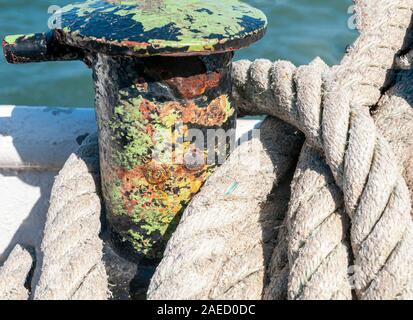 Corde altérés enroulée autour d'un bollard sur un ferry Banque D'Images