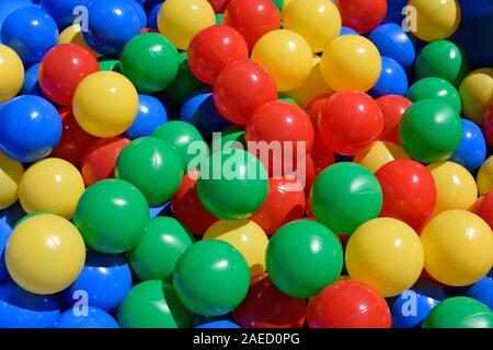 Rouge, vert, jaune et bleu jouet en plastique creux des balles pour piscine à balles jeu Banque D'Images