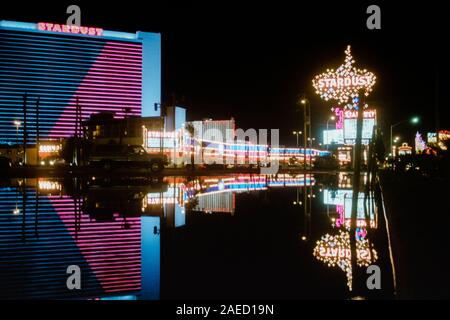 Las Vegas, Nevada, USA - 10 mars 1992 : editorial archives photo de la Stardust Resort and Casino avec pluie flaque de réflexion. L'hôtel a ouvert ses portes à Banque D'Images