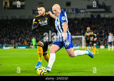 Brighton et Hove, Royaume-Uni. Le 08 mai 2019. Aaron Mooy de Brighton & Hove Albion (18) traverse la balle au cours de la Premier League match entre Brighton et Hove Albion Wolverhampton Wanderers et à l'American Express Community Stadium, Brighton et Hove, Angleterre le 8 décembre 2019. Photo de Edward Thomas/Premier Images des médias. Credit : premier Media Images/Alamy Live News Banque D'Images