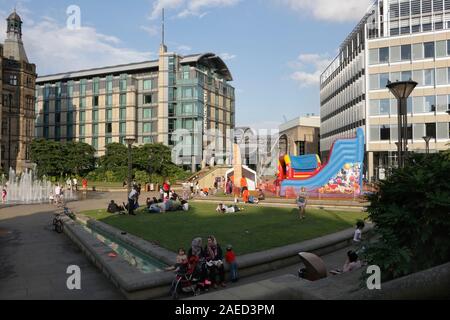 Centre-ville de Sheffield, jardins de la paix, Angleterre Royaume-Uni, bâtiments d'architecture moderne. Ville anglaise Banque D'Images