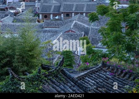 Les toits de Lijiang Old Town Banque D'Images