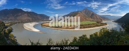 Une vue sur la première courbe de la rivière Yangtze dans le Yunnan, Chine Banque D'Images