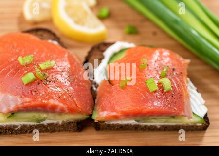 Sandwiches au saumon fumé avec le pain de seigle, fromage à la crème et le concombre. Vue rapprochée Banque D'Images