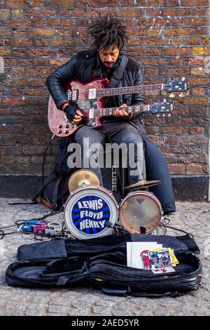 Busker Busker Brick Lane de Londres - London Street et musicien One Man Band Hendrix Tribute Lewis Floyd Henry Banque D'Images