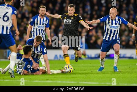 Brighton et Hove, Royaume-Uni. Le 08 mai 2019. Diogo Jota de Wolverhampton Wanderers (18) Dribble avec la balle passé Aaron Mooy de Brighton & Hove Albion (18) au cours de la Premier League match entre Brighton et Hove Albion Wolverhampton Wanderers et à l'American Express Community Stadium, Brighton et Hove, Angleterre le 8 décembre 2019. Photo de Edward Thomas/Premier Images des médias. Credit : premier Media Images/Alamy Live News Banque D'Images