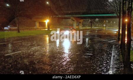 Glasgow, Ecosse, Royaume-Uni. 8e déc, 2019. Météo France : des pluies torrentielles et des vents violents sur les conditions de conduite sur l'A82 de Glasgow. Credit : Gérard ferry/Alamy Live News Banque D'Images