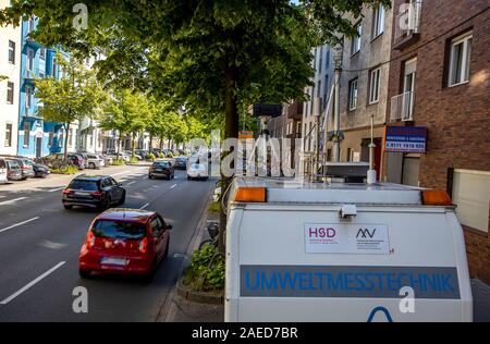 Düsseldorf, la voie sur la rue Merowinger, dans le quartier de Bilk, seuls les taxis, les cyclistes, les autobus et les voitures-e peut conduire dans la voie de droite réservée Banque D'Images