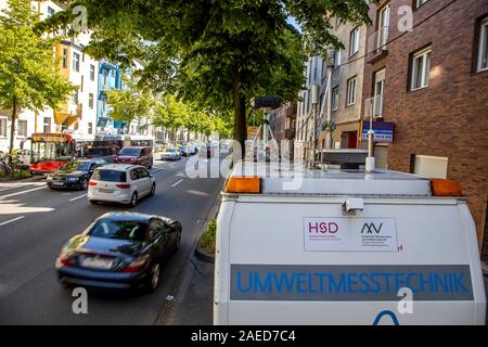 Düsseldorf, la voie sur la rue Merowinger, dans le quartier de Bilk, seuls les taxis, les cyclistes, les autobus et les voitures-e peut conduire dans la voie de droite réservée Banque D'Images