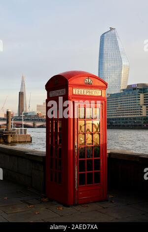 Boîte DE TÉLÉPHONE ROUGE LE LONG DE LA RIVIÈRE THAMES, avec le fragment et l'UN DES BÂTIMENTS DE BLACKFRIARS EN ARRIÈRE-PLAN - LONDRES VILLE PAYSAGE URBAIN - G.G.SCOTT - Cabine téléphonique - LONDRES ANGLETERRE © Frédéric Beaumont Banque D'Images