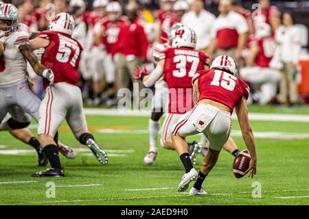 Indianapolis, Indiana, USA. 7 Décembre, 2019. Wisconsin Badgers punter Anthony Lotti (15) fumble le jonc dans la seconde moitié du match entre le Wisconsin Badgers et l'Ohio State Buckeyes au Lucas Oil Stadium, Indianapolis, Indiana. Crédit : Scott Stuart/ZUMA/Alamy Fil Live News Banque D'Images