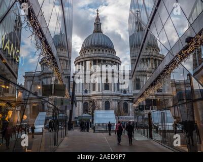 La Cathédrale St Paul, reflétée dans verre d'un nouveau changement, Shopping Centre, London, UK, FR. Banque D'Images